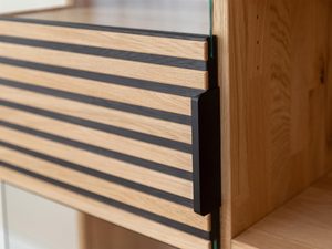 Miniaturka 10 - Detal wykończenia drewnianej witryny z czarnymi uchwytami