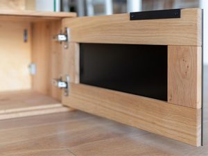 Miniaturka 3 - Detal konstrukcji drewnianej komody z solidnymi zawiasami