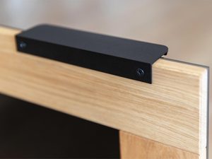 Miniaturka 2 - Detal metalowego uchwytu w komodzie z litego drewna