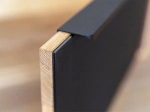 Miniaturka 1 - Detal czarnego uchwytu w nowoczesnej komodzie dębowej