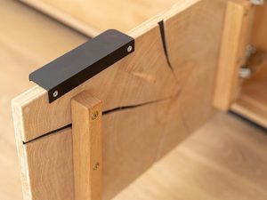 Miniaturka 8 - Detal łączenia drewna w nowoczesnej komodzie z metalowym czarnym uchwytem