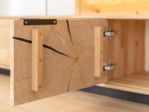 Miniaturka 6 - Detal na drzwiczki od szafki RTV z czarnymi elementami