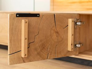 Miniaturka 5 - Detal drewnianych drzwi z czarnym uchwytem w stylu loftowym