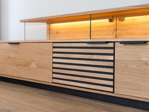 Miniaturka 7 - Szafka RTV dębowa z poziomymi wstawkami i podświetleniem