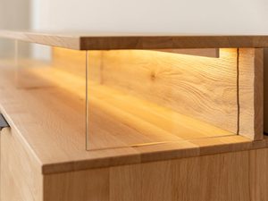 Miniaturka 8 - Nowoczesna szafka RTV z drewnianymi frontami i szklanymi elementami