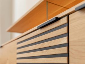 Miniaturka 9 - Podświetlana szafka RTV z dębu z czarnymi detalami