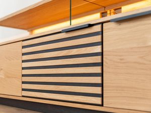 Miniaturka 10 - Detal poziomych listew w szafce RTV z litego dębu