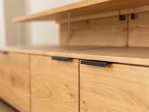 Miniaturka 4 - Elegancka szafka RTV z litego dębu z industrialnym wykończeniem