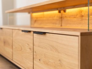 Miniaturka 5 - Drewniana szafka RTV z nowoczesnym designem i szklanymi elementami