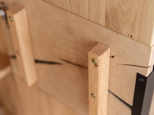 Miniaturka 4 - Detal struktury litego drewna z wyraźnym usłojeniem