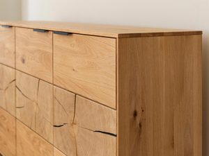 Miniaturka 5 - Front komody z naturalnego drewna z widocznymi słojami