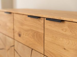 Miniaturka 6 - Komoda dębowa z czarnymi wstawkami do nowoczesnego salonu