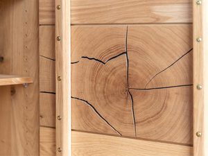 Miniaturka 9 - Detal frontu komody dębowej z widocznym rysunkiem drewna