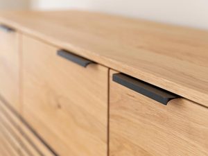 Miniaturka 10 - Detal frontu komody dębowej z czarnym uchwytem