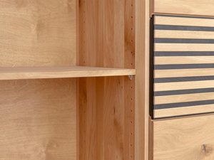 Miniaturka 7 - Zbliżenie na półkę w drewnianej komodzie loftowej