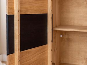 Miniaturka 6 - Detal frontu komody dębowej z subtelnym rysunkiem drewna