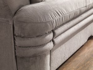 Miniaturka 1 - Zbliżenie na bok klasycznego fotela w kolorze beżu