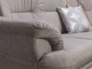 Miniaturka 2 - Zbliżenie miękkiego podłokietnika klasycznego fotela tapicerowanego