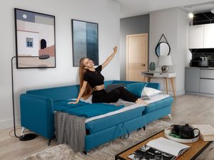 Miniaturka 22 - Narożnik tapicerowany w turkusowym kolorze z poduszkami w eleganckim salonie