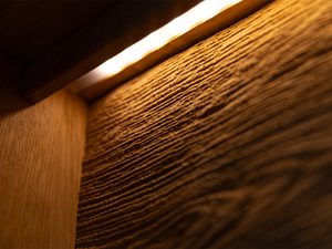 Miniaturka 10 - Nowoczesna witryna z podświetleniem LED i industrialnym wzornictwem