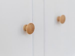 Miniaturka 2 - Klasyczna biała komoda z drewnianymi uchwytami