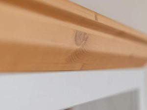 Miniaturka 2 - Zbliżenie na drewniany blat od lustra