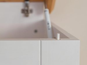 Miniaturka 3 - Detal białej szuflady z drewnianym uchwytem w stylu rustykalnym