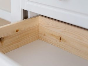 Miniaturka 1 - Detal na element drewniany w wąskiej szafie