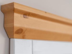 Miniaturka 3 - Zbliżenie na drewniana ramę lustra