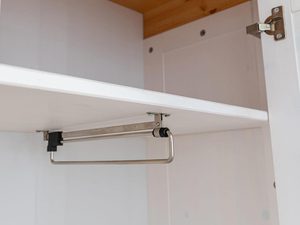 Miniaturka 3 - Detal na półkę drewnianą w wąskiej szafie