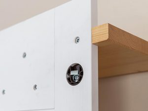 Miniaturka 2 - Biały panel z wieszakami i drewnianym elementem