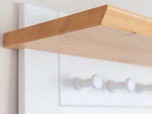 Miniaturka 3 - Detal na drewniany blat panelu z wieszakami