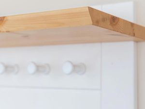 Miniaturka 4 - Detal uchwytów w stylu retro do białych mebli