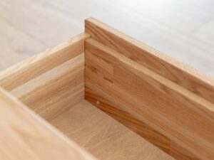 Miniaturka 6 - Wnętrze szuflady dębowej z wyraźnym usłojeniem