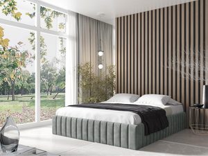 Miniaturka 15 - Jasnoszare łóżko z pionowymi przeszyciami i prostym zagłówkiem na tle pionowych paneli.