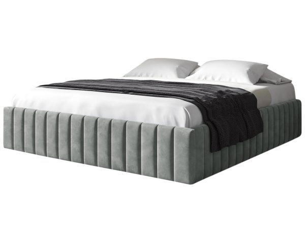 Szare łóżko tapicerowane w stylu soft loft z pikowanym bokiem i czarną narzutą.