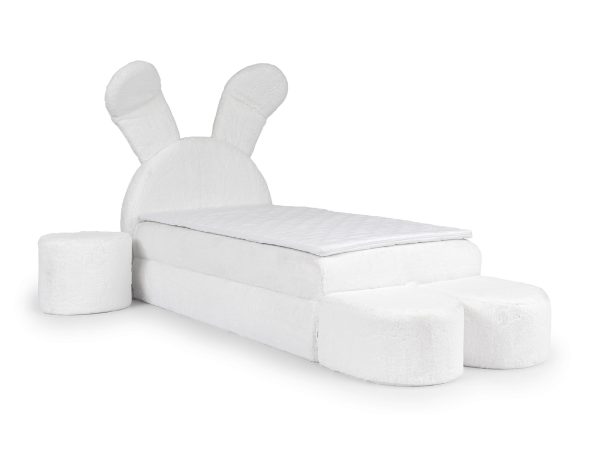 Białe dziecięce łóżko z zagłówkiem w kształcie króliczych uszu