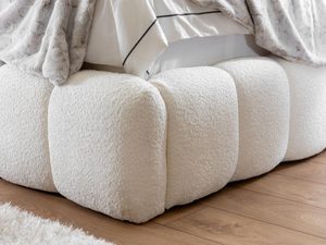 Miniaturka 12 - Zbliżenie na biały bok łóżka typu pufa z mechanizmem podnoszenia – tkanina boucle.