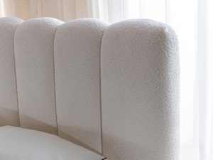 Miniaturka 11 - Zbliżenie na zagłówek łóżka w stylu baranek, z zaokrąglonymi przeszyciami w jasnym wnętrzu.