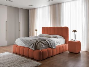Miniaturka 13 - Rdzawo-pomarańczowe łóżko z miękkim zagłówkiem i tapicerowanymi bokami w przestronnej sypialni.