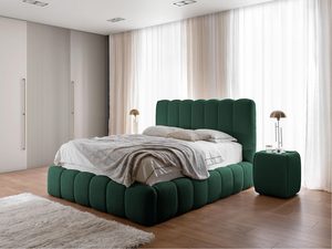 Miniaturka 14 - Ciemnozielone łóżko tapicerowane w stylu soft loft, ustawione na drewnianym dywanie.