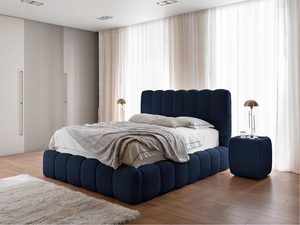 Miniaturka 16 - Granatowe łóżko tapicerowane z obłymi bokami i zagłówkiem, ustawione w nowoczesnej sypialni z zasłonami.