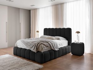 Miniaturka 19 - Czarne łóżko w nowoczesnym wnętrzu z zasłonami i lampami.