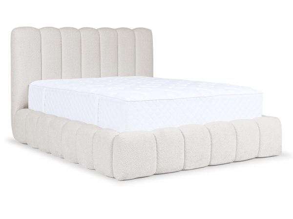 Kremowe łóżko z gładką tapicerką, sypialnia skandynawska.