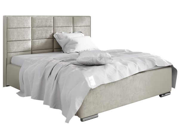 Beżowe łóżko z tapicerowanym wezgłowiem, elegancka sypialnia.