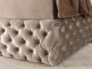 Miniaturka 11 - Przybliżenie na bok tkaniny beżowej łóżka tapicerowanego pikowanego