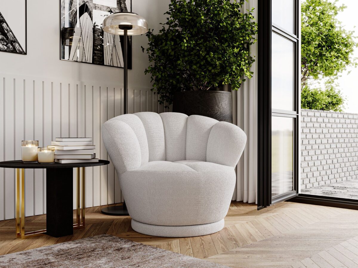 Kremowy fotel z miękkim oparciem i niskim siedziskiem Kremowy fotel z miękkim oparciem i niskim siedziskiem