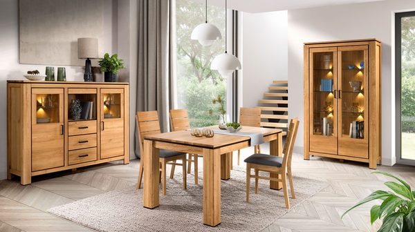 Zestaw stołu i czterech krzeseł z litego drewna do jadalni