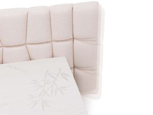 Miniaturka 25 - Jasnoróżowe wezgłowie łóżka tapicerowanego z wysokimi panelami do nowoczesnej sypialni