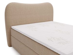 Miniaturka 9 - Jasnobeżowe łóżko z wysoką podstawą i minimalistycznym zagłówkiem